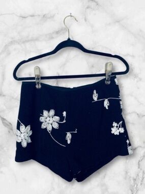 5 for $25 DEPRI black embroidered floral pattern stretch shorts size medium